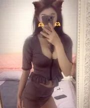 个人性感大长腿骚货